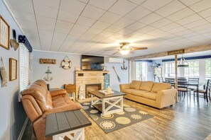 Living Room | Queen Sleeper Sofa | 1st Floor | Smart TV | Fireplace