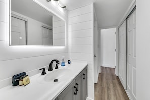 Full Jack and Jill Bathroom