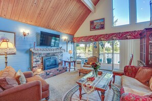 Living Room | Main Level | Smart TV | Free WiFi | Fireplace | Deck Access
