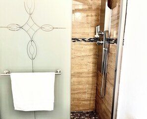 Full bath with extra amenities.