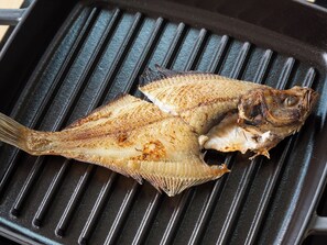 ・[Breakfast example] A breakfast with fresh dried fish caught off the coast of Sanin as the main dish