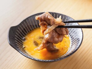 ・[Dinner example: Sukiyaki Susa course] Enjoy sweet and spicy meat mixed with egg