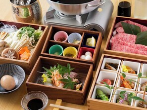 ・[Dinner example: Sukiyaki Susa course] A course that includes a treasure trove of mountain and sea delicacies and assorted sashimi