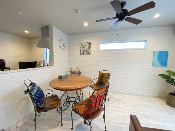 ・[B building living room] You can see what's going on in the kitchen, so you can enjoy talking while cooking.