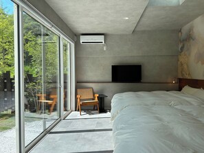 Forest-facing bedroom (2 queen beds)