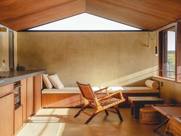 ・[Living room] A cozy space with an elaborate design that allows you to feel one with nature.