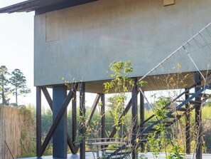 ・[Exterior] A rental villa along the Isumi River. The building is built on stilts like a boat floating on the river.