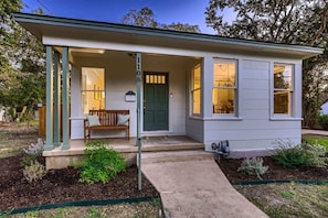 Exterior on a huge quiet lot close to the historic Georgetown Square and Southwestern university!
