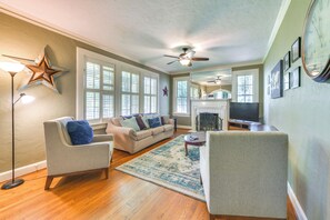 Living Room | Central Heating & A/C | Free WiFi | Flat-Screen TV
