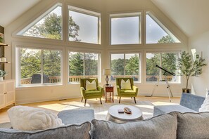 Living Room | 1st Floor | Smart TV | Fireplace | Telescope