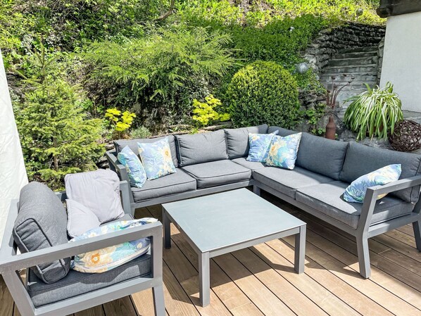 Pflanze, Tabelle, Möbel, Eigentum, Couch, Rechteck, Botanik, Gartenmöbel, Studio Couch