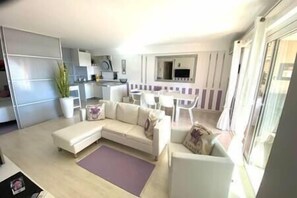 WOHNZIMMER (2)