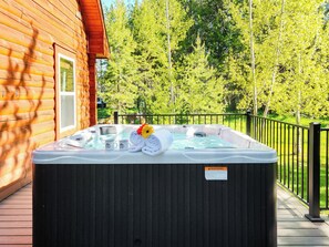 Après and enjoy the scenery in your own private hot tub on the back patio 