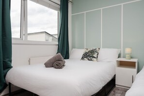 2x Double Bedroom - Full beddings, linens, towel included. - Power Socket by the bed - Comfortably heated room - Strong wifi - Extra linen can be provided on request.