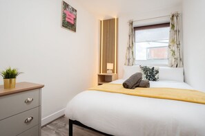 Double Bedroom - Full beddings, linens, towel included. - Power Socket by the bed - Comfortably heated room - Strong wifi - Extra linen can be provided on request.