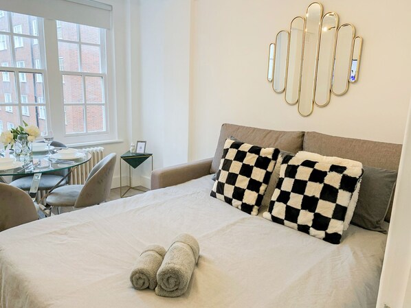 London's  2-Bedroom Flat w/ Left in Marylebone near Hyde Park & Edgware Road