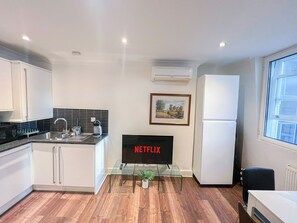 2BDR Flat w/ Aircon in Embankment near Trafalgar Square near Big Ben London Eye