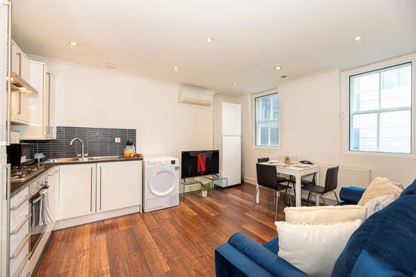 2BDR Flat w/ Aircon in Embankment near Trafalgar Square near Big Ben London Eye