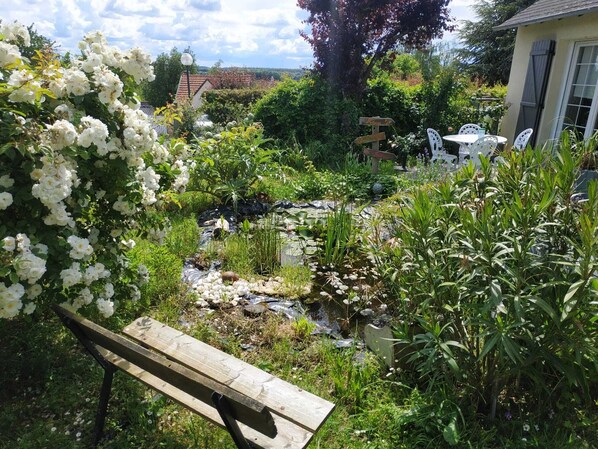 Jardin et bassin à poissons côté salon