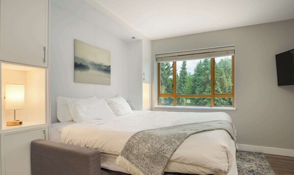 King sized murphy bed with blackout blinds - very quiet.