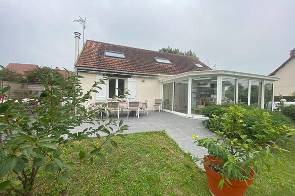 Außenseite Ferienhaus [Sommer]