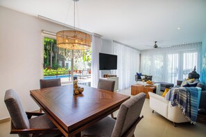 Open-Concept Dining Space – Share meals with loved ones in a stylish dining area, or enjoy al fresco dining on the balcony.