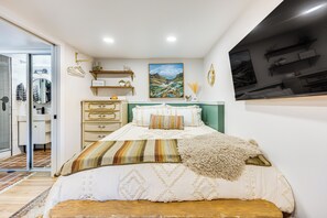 Studio | Queen Bed | Linens & Towels Provided | Smart TV