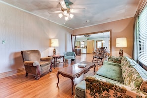 Living Room | Free WiFi | Central A/C & Heat | Smart TV