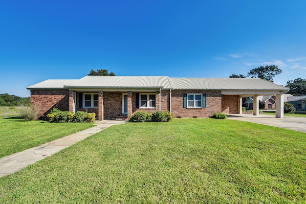 Broussard Vacation Rental | 3BR | 2BA | Step-Free Entry | 1,600 Sq Ft