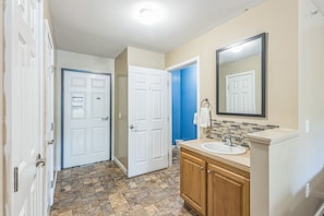 Indoors,Sink,Floor,Sink Faucet,Flooring