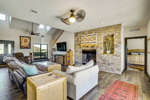 Living Room | 1st Floor | Smart TV | Free WiFi | Gas Fireplace