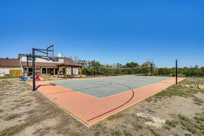 Private Basketball & Volleyball Court | Self Check-In | 0.8 Mi to Marina