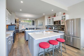 Living room area is located in front of the kitchen.