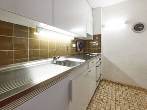 Zapfhahn, Cabinetry, Countertop, Armatur, Sinken, Spüle, Küche, Holz, Interior Design, Gebäude