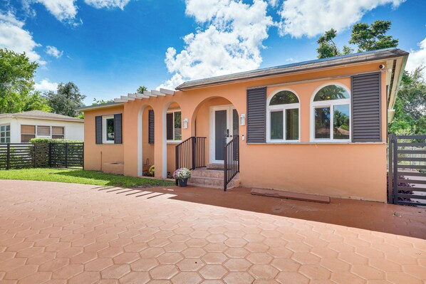 Miami Vacation Rental | 4BR | 2BA | 3 Steps Required | 1,700 Sq Ft