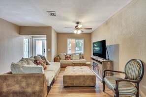Living Room | Free WiFi | Central A/C & Heat | Smart TV