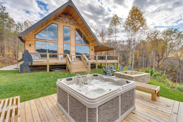 Andrews Vacation Rental | 3BR | 3BA | 2,300 Sq Ft | Stairs Required