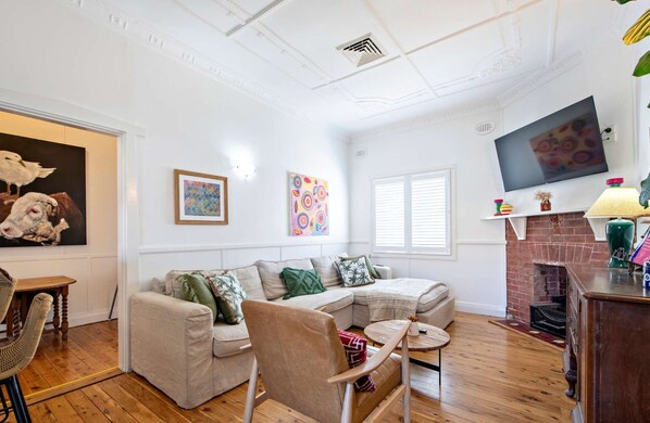 James Cottage | Close to CBD, Charm Awaits