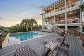 Your luxurious retreat awaits—unwind in style and comfort at our stunning waterfront escape, perfect for relaxation and adventure!