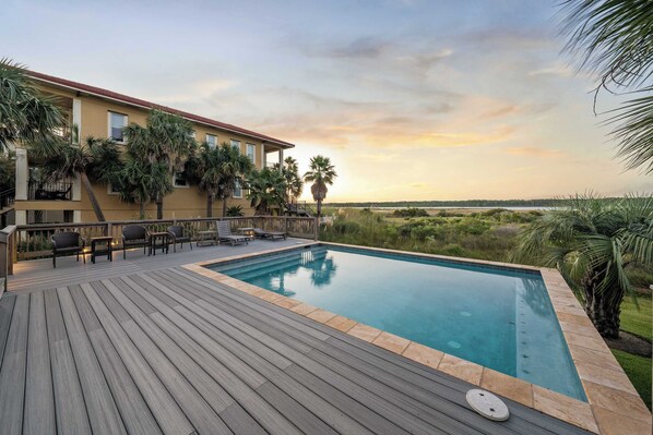 Your luxurious retreat awaits—unwind in style and comfort at our stunning waterfront escape, perfect for relaxation and adventure!