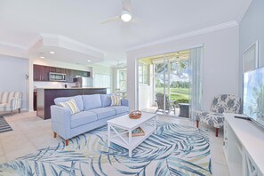 SB813 - Living with 43" smart tv and sliding doors opening to the screened in lanai