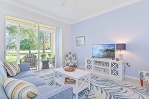 SB813 - Living with 43" smart tv and sliding doors opening to the screened in lanai