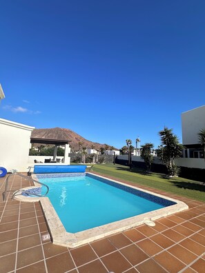 Pool view of Montana Roja 