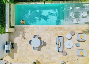Pool and bbq area
