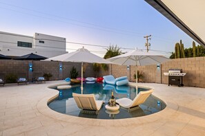 82° Heated Pool, 2 Ledge Loungers + Umbrellas