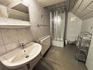Tap, Mirror, Sink, Plumbing Fixture, Property, Building, Bathroom Sink, Bathroom, Architecture, Interior Design