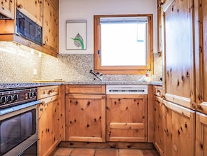 Cabinetry, Bois, Bâtiment, Design Intérieur, Sol, Cuisine, Sol, Mur, Tache De Bois, Comptoir
