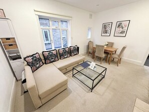 London's 3-bedroom apartment with FREE Wi-Fi & PVT roof terrace in Hammersmith