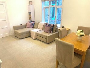 London's 3-bedroom apartment with FREE Wi-Fi & PVT roof terrace in Hammersmith