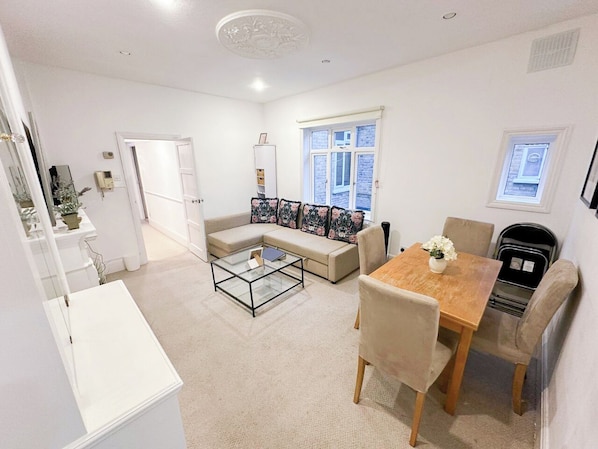London's 3-bedroom apartment with FREE Wi-Fi & PVT roof terrace in Hammersmith